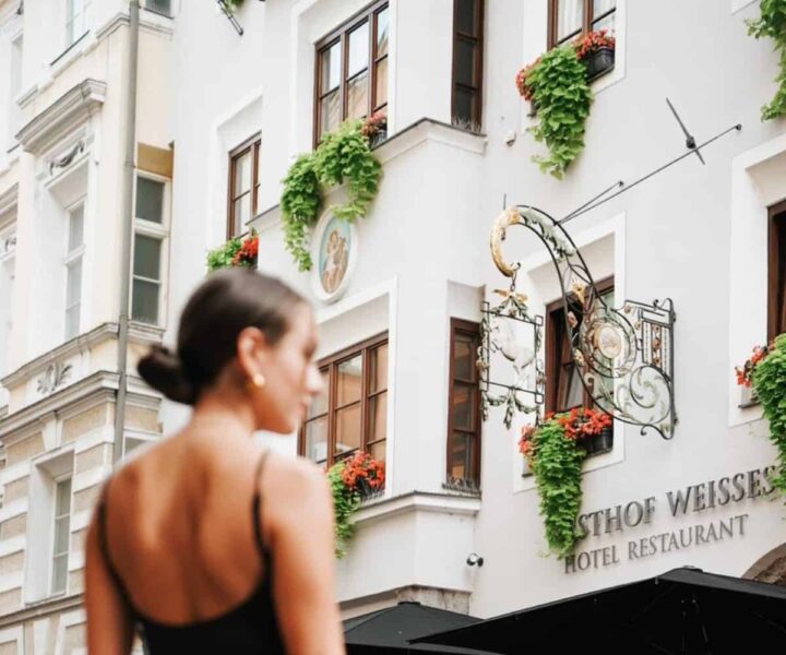 Weisses roessl lady outside
